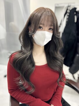 ロムーク 表参道(LOMKH) シールエクステで叶うレイヤーカット×オリーブグレージュカラー