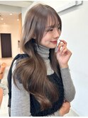 ウェーブヘア×ニュアンスカラーで魅せる柔らかさ