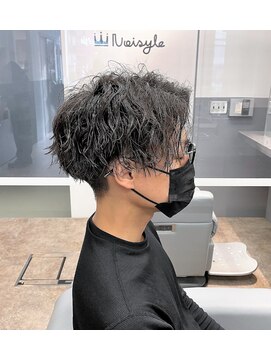 ノイセル 西本町(Noisyle) 刈り上げ前下がりセンターパートソフトツイストスパイラル