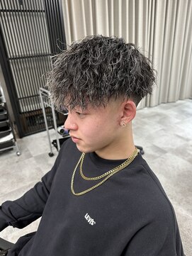 イーラ(era) ツイストスパイラルパーマ前下がりフェード刈り上げマッシュ