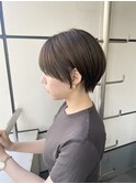 前髪から繋がる顔回りがかわいい耳掛けショート