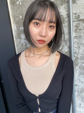 ピア ヤクイン(Pia Yakuin) ボブカット グレージュカラー