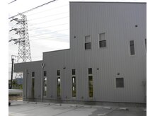 カラーズ(Color’s)の雰囲気(店舗横に駐車場完備)