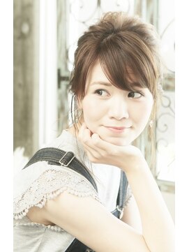 アジュール ヘアデザイン(Aju r hair design) カジュアルなスタイルにぴったりのお団子アレンジ