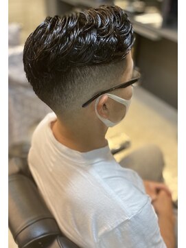 フランクスバーバー アンド ビアークラブ(FRANK'S BARBER and BEER CLUB) かき上げ七三オールバックスキンフェードサイドパートショート