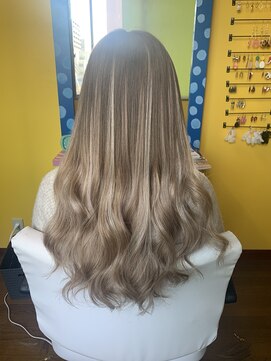 ドットアール(.R) ホワイトベージュハイライト