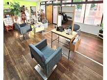 ブリリアンス(BRILLIANCE)の雰囲気(優しく日が差し込む店内)