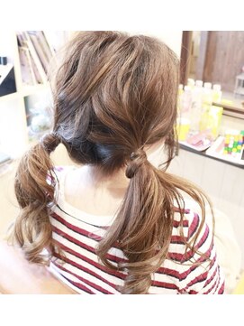 ラピッツヘアデザイン(la Pitt's hair design) ツインポニー×シアーベージュ