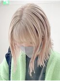 前髪あり切りっぱなしミディアムブロンドカラーミルクティー