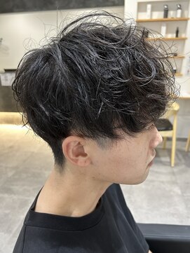 ヒュイル バイ ニアウ(Hwyl by Niau) メンズマッシュパーマスパイラルパーマニュアンスパーマ眉毛