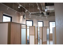 アレアル 広島並木通り店(ALEAR)の雰囲気（半個室で仕切られたフロア）