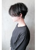 ハンサムショート × 暗髪 × グロスカラー