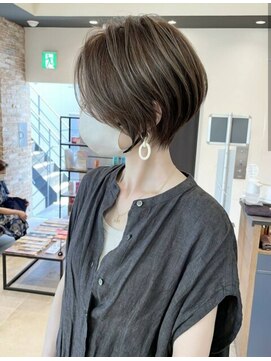 アンド ストーリーズ(&STORIES) 前髪あり耳掛け丸みくびれショートボブ20代30代40代50代(蘭)