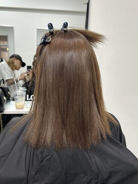 ロムーク 表参道(LOMKH) ミディアムレイヤーロングレイヤーカット顔周りオリーブベージュ