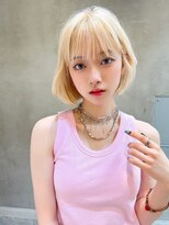 パッっとボブ×ホワイトカラー