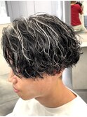 渋谷メンズハイライトカラー緩めスパイラルパーマメッシュカラー