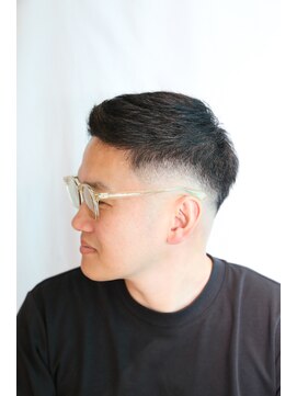 アップバング束感ショートビジカジスキンフェード