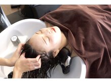 究極のリラックスへの導入。思わず寝てしまう心地良さ。お好きなオイルをお選びいただき至福のマッサージ。