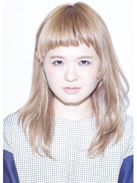 スウィッチ(Switch) ショートバング×ナチュラルハイトーンカラー×顔まわりレイヤー