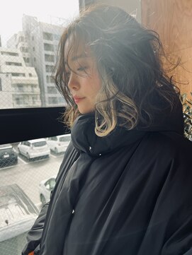 ワール(whirl.) プチウルフレイヤーカットインナーカラーブリーチカラー30代40代