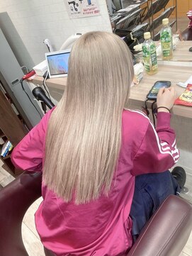 コワファーストナガサキシャンプーボーイ(COIFF1RST NAGASAKI SHAMPOO BOY) 長崎 ブリーチ2回 ホワイトベージュ