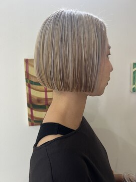 ハーティー(HEARTY) ラベンダーホワイトの襟足ギリッギリのぱっつんボブ