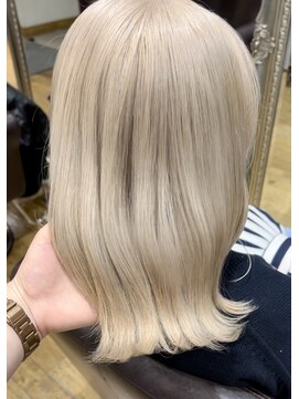 ルッツ(Lutz. hair design) ホワイトブロンド【千代田彩夏】