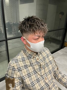 イーラ(era) ツイストスパイラルパーマ短髪下ろし刈り上げ