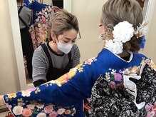熟練のスタッフが丁寧に着付けを行います。