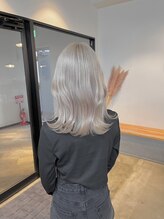 抜きっぱなしブロンド シルバーベージュ インナーグリーン プレイングカラー ミニマルボブ チャンモリパー