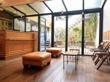 地下とは思えない、開放感のあるフロア【メンズカット】