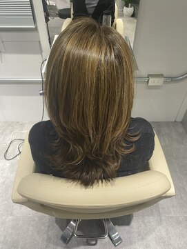 レヴリー(reverie) 脱白髪染めレイヤースタイル　くびれ　白髪ぼかし