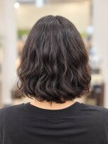 ヒビ(hibi)&nbsp;くせ毛を活かした大人ボブ