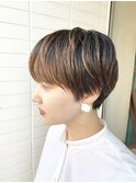 ハイライトで立体感が出るマッシュショート