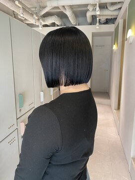 ムーム(Momb) ぱつっとボブ