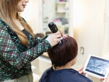 ギンザ シロー(GINZA CIRO)の写真/肩のマッサージでリフトアップ効果も◎ヘアケア特化のクリームヘッドスパが自慢★