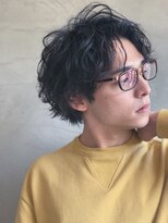 長め、重めのマッシュ、おでこを出してインテリに。