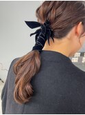 ベロアリボンのシンプルポニーテール
