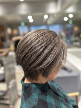 ニーイチイチ(211) 小顔ショートボブ バレイヤージュ　グレージュカラー