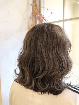 トゥーリ 筑紫野店(tuuli) tuuli筑紫野 外ハネ ミディアム 秋カラー 八谷昌直