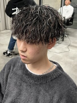 イーラ(era) ツイストスパイラルパーマメッシュマッシュ眉毛刈り上げ