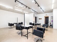 リノ 香芝五位堂店(Lino)の雰囲気（黒と白を基調としたシンプルな店内♪店舗前に駐車場2台あり◎）