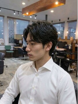 ジェットブラックキューサンロク(JET BLACK 936) 風を味方にする、大人のビジネスフェザーパーマ