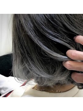 クオリス 赤塚店(QUALIS) 20代30代グラデーション×ホワイトシルバー/ブリーチ/毛先カラー
