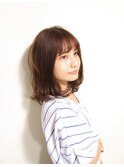 ふんわり毛先が動くミディアムスタイル