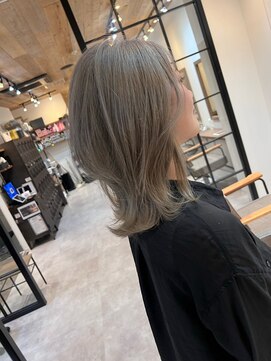 ナンバー リコ 名駅 ジャム 名古屋(N° rico JAM) レイヤーカット　ニュアンスカラー　ホワイトグレージュ　くびれ