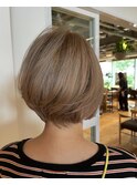 ダブルカラーで柔らかベージュ/ハイトーンショート