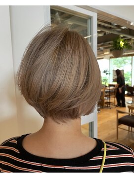 クララ 柏の葉T-SITE店(CLALA) ダブルカラーで柔らかベージュ/ハイトーンショート