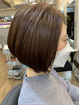 ベイス アワジ(BASE) 前下がりボブ