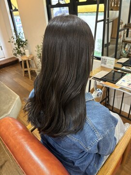 ロウスリー(Lowsly) 落ち着いたオリーブグレージュで秋先取りカラー